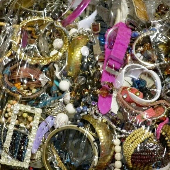 1 LB Vintage Modern Jewelry Lot- MYSTERY BOX! Wearable DIY crafts, recycle junk - Picture 10 of 15
